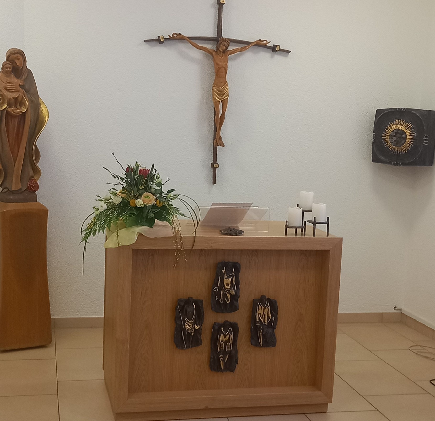 Tabernakel, Altar, Kreuz und Maria