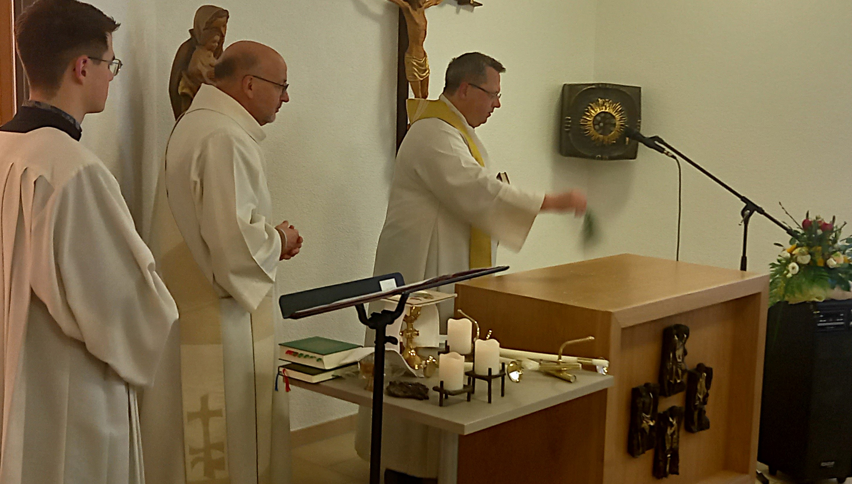 Einweihung des Altars durch Pfarrer Dickerhof