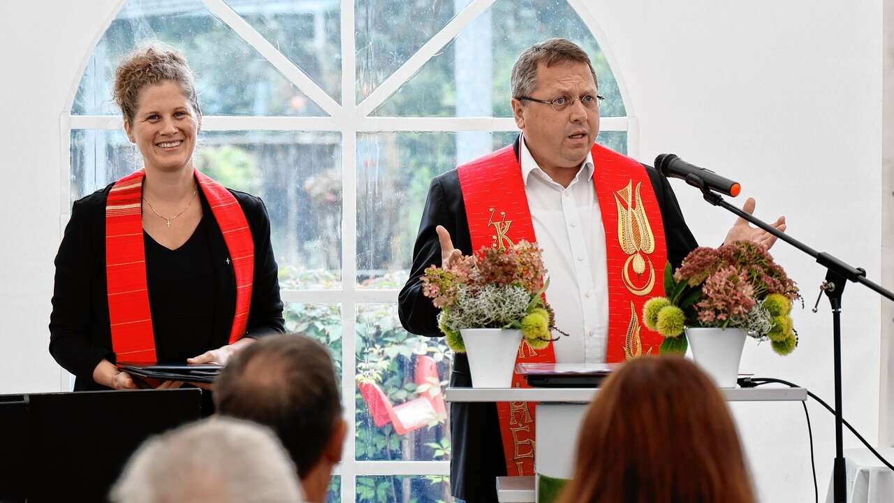 Franziska Clemen und Ralf Dickerhof segneten das umgebaute Gebäude und baten darum, dass unter allen Beteiligten guter Geist untereinander herrscht. © Andreas Wenck