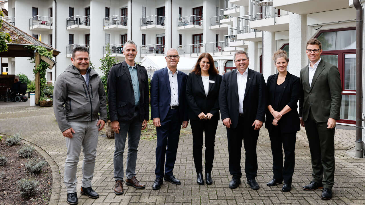 Michael Waltersbacher vom Sachgebiet Hochbau der Stadt, Architekt Stefan Wisniowski, Karl Bähr (Altenpflegeheimverein Oberkirch), Geschäftsführerin Yvonne Schumacher-Roß, die Pfarrer Ralf Dickerhof und Franziska Clemen und OB Gregor Bühler (von links) freuten sich über den Umbau des Pflegeheims St. Josef. © Andreas Wenck